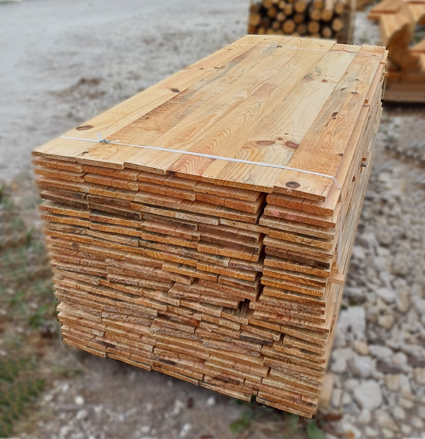 Voliges en pin empilées, prêtes pour la construction de toiture, coffrage ou charpente