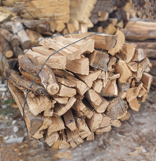Fagots de bois de chauffage, prêts à l’usage domestique